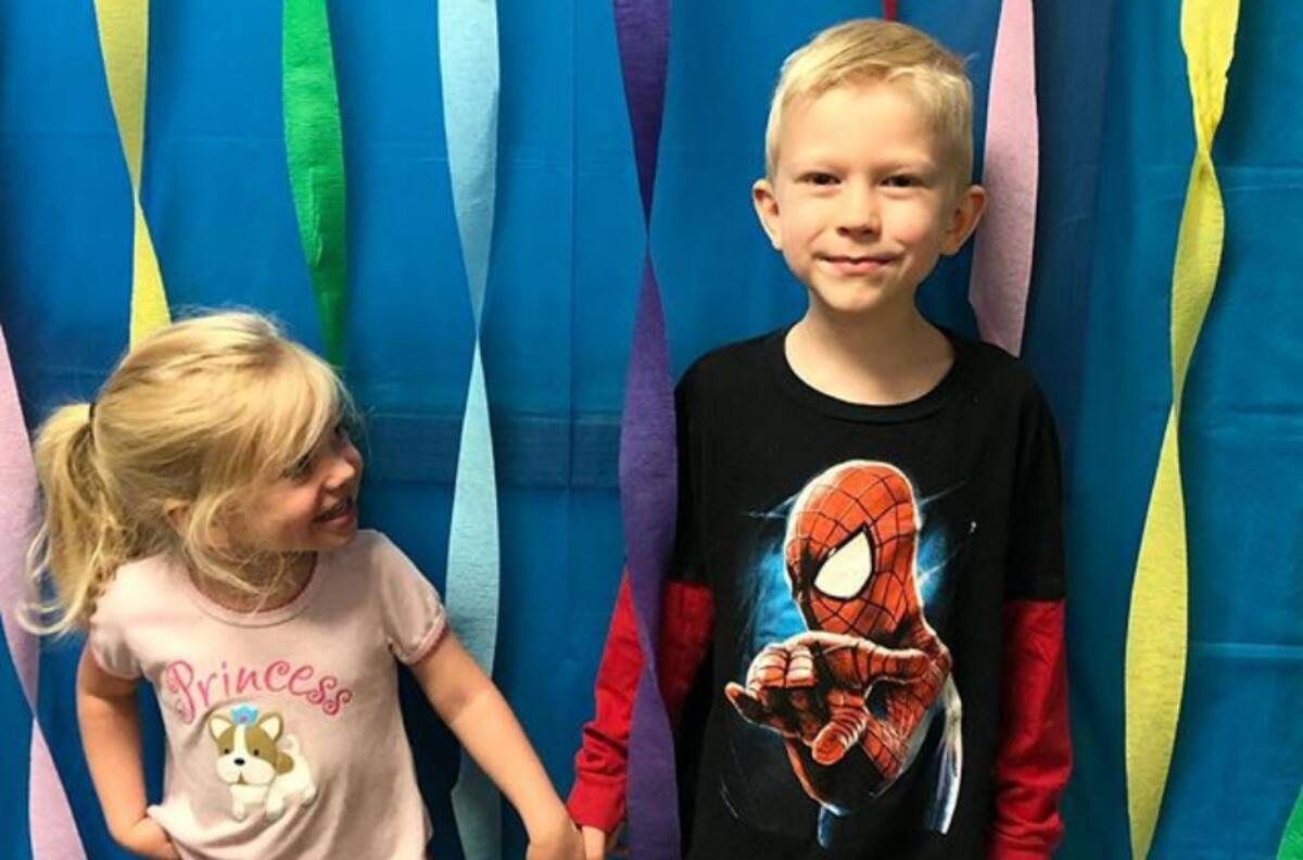 Niño que salvó a su hermana de un perro estrenó escudo del Capitán América con desafío viral