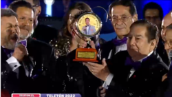 "La voz tropical de Chile": Tommy Rey recibió especial homenaje por sus más de 60 años de carrera