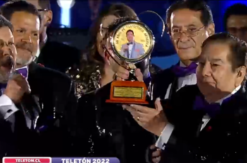 "La voz tropical de Chile": Tommy Rey recibió especial homenaje por sus más de 60 años de carrera