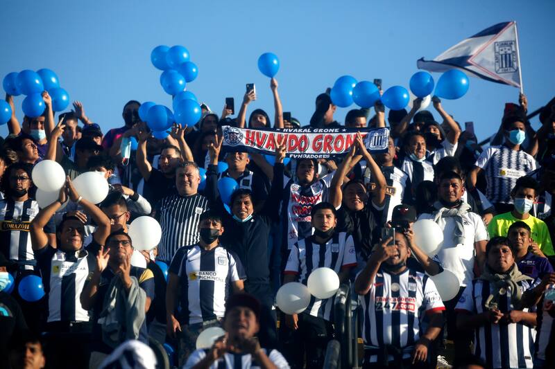 Hinchas de Alianza Lima alientan contra Colo Colo durante la Copa Libertadores