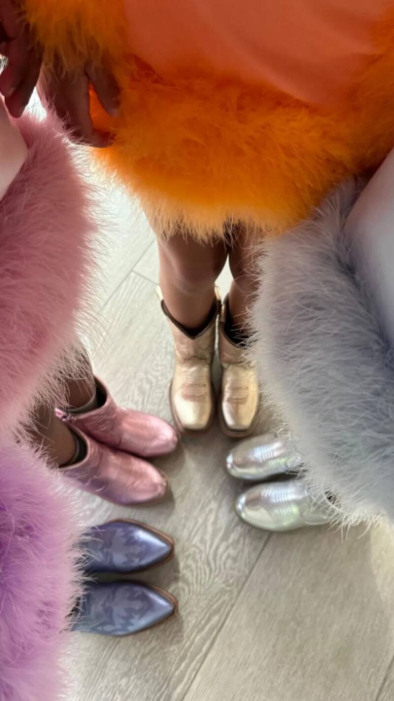 Niños de la familia Kardashian-Jenner usaron trajes a juego.