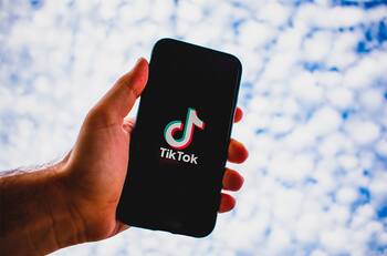 Conoce el truco para usar el efecto alas de TikTok y aumentar los viewers