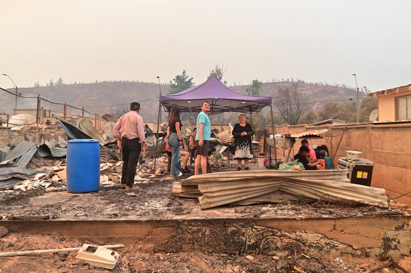 La compañía restauró el suministro de agua en la zona, para ir en ayuda de los vecinos y voluntarios que trabajan en medio de la emergencia. Créditos: Lukas Jara/Aton Chile.