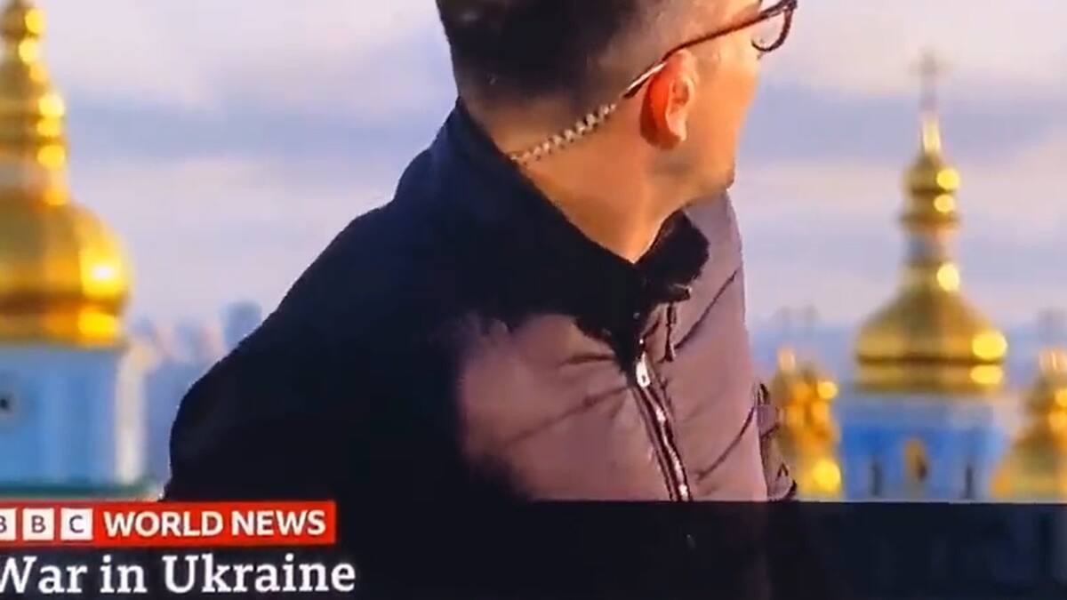 VIDEO | Alta tensión: Periodista de la BBC es interrumpido en pleno bombardeo ruso en Ucrania