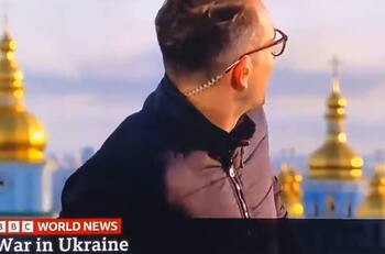 VIDEO | Alta tensión: Periodista de la BBC es interrumpido en pleno bombardeo ruso en Ucrania