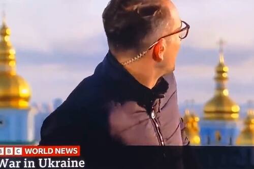 VIDEO | Alta tensión: Periodista de la BBC es interrumpido en pleno bombardeo ruso en Ucrania
