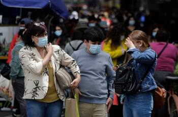 Sigue la tendencia: Nuevos casos no bajan de los 4 mil y muertes diarias bordean las 100