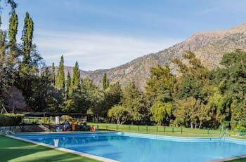Tiene piscina y áreas verdes: Este gran parque rodeado de naturaleza es perfecto para visitar con la familia en verano