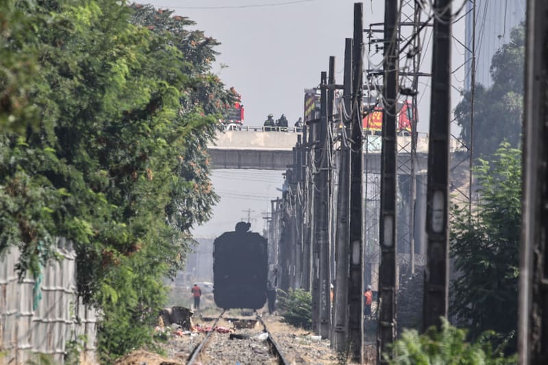 El siniestro provó que un tren terminara quemado y atascado entre cables. Foto: ATON.