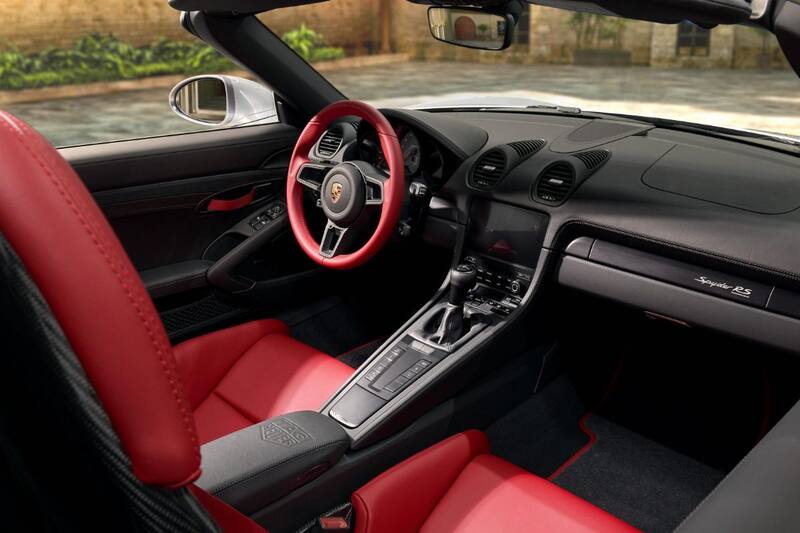 El tapiz es de cuero Rojo Carmín