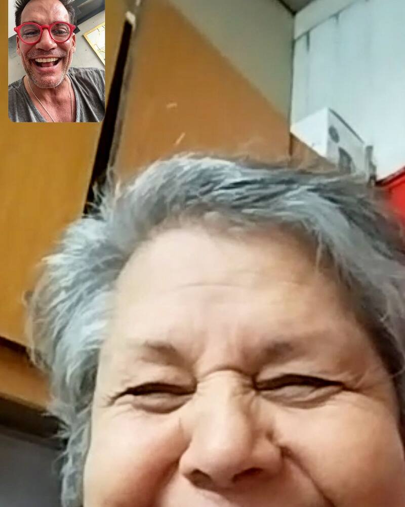 Cristián de la Fuente hablando por videollamado con Olivia, su antigua asesora del hogar.