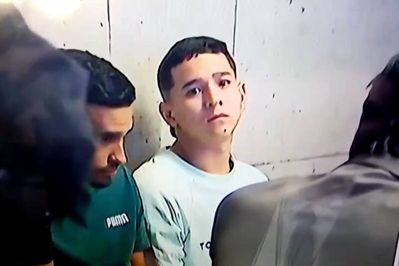 El sujeto fue captado realizando burlesco gesto.