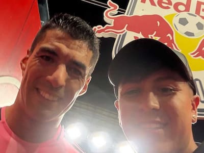 No juega, pero se divierte: Marcelo Morales aparece con Luis Suárez en goleada contra su equipo