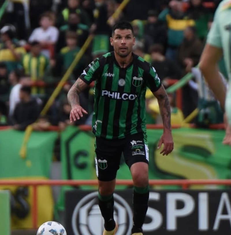 El defendor durante su paso por Nueva Chicago en el fútbol argentino.