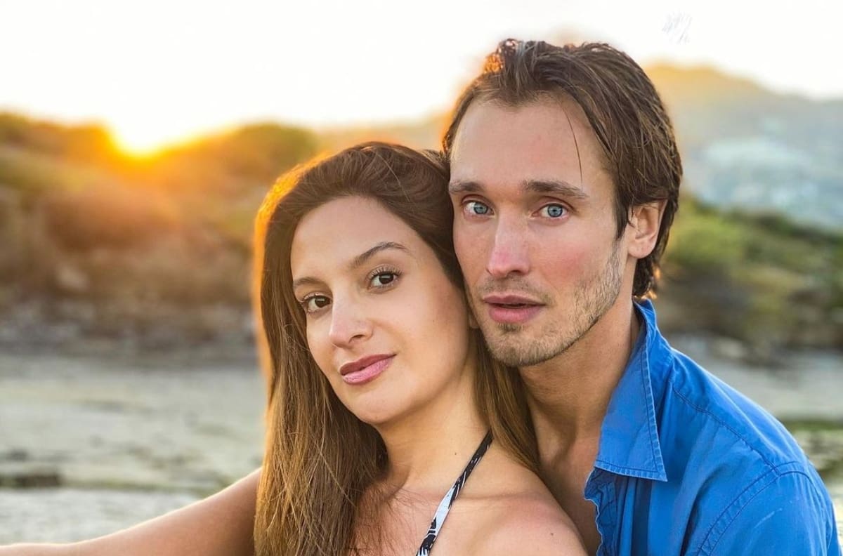 "Dennis sólo lee y no sabe qué significa": Daniela Palavecino hizo que su pareja leyera insultos de murales en su tour por Santiago