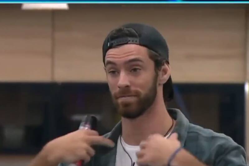 Lucas Crespo con desodorante en mano.