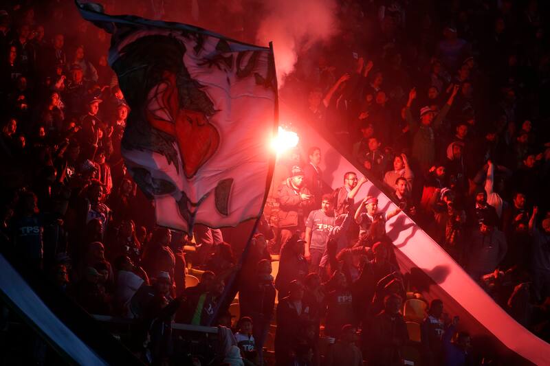 La fanaticada fue sorprendida con elementos pirotécnicos. /Photosport