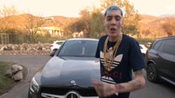 Marcianeke muestra sus lujosos vehículos y su orgullo por sentirse admirado por el resto