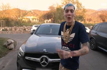 Marcianeke muestra sus lujosos vehículos y su orgullo por sentirse admirado por el resto