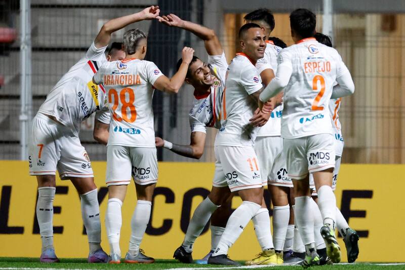 festejando ante Unión La Calera.