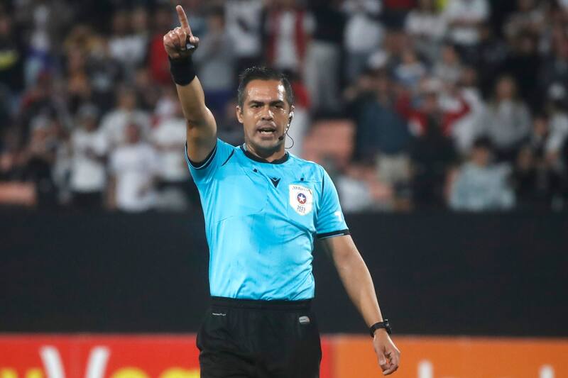 dirigiendo un partido del fútbol chileno.