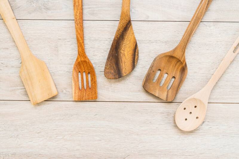 Este truco eliminará toda la mugre de tus cucharas de palo.