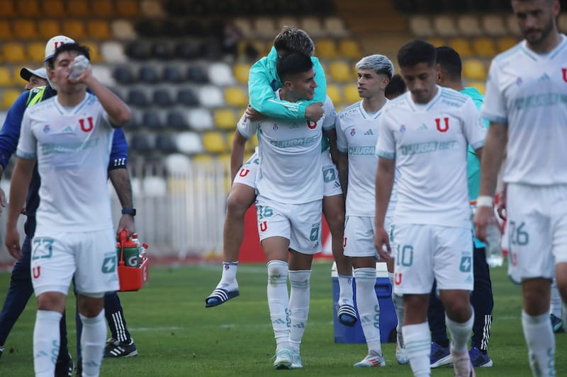 tuvo que abandonar la cancha del Sánchez Rumoroso apenas terminó el partido. (Foto: Aton)