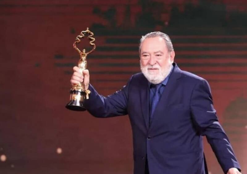 Adrián Solar recibió los premios que ganó la producción chilena / Instagram