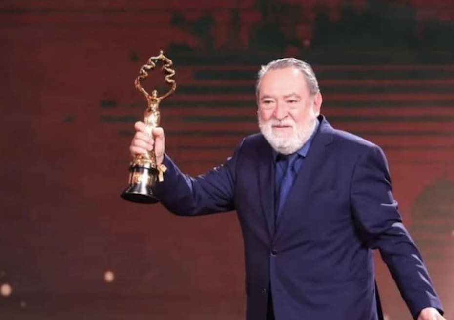 Adrián Solar recibió los premios que ganó la producción chilena / Instagram