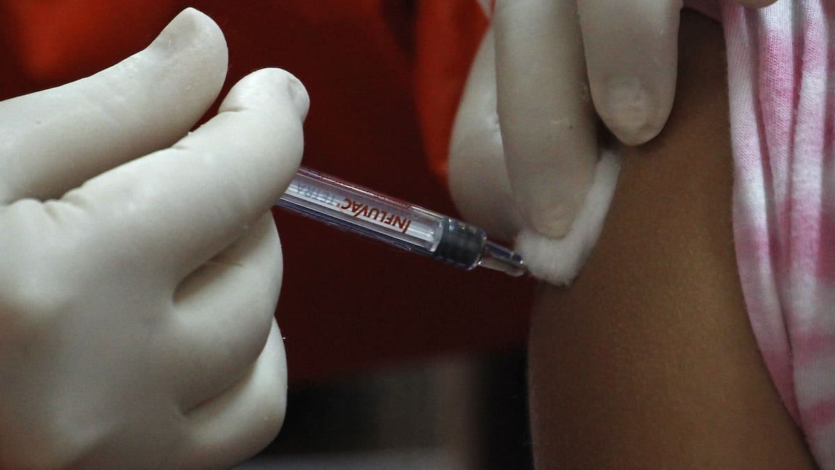 Aún faltaba segunda dosis: enfermera fue vacunada contra el coronavirus, pero dio positivo en PCR