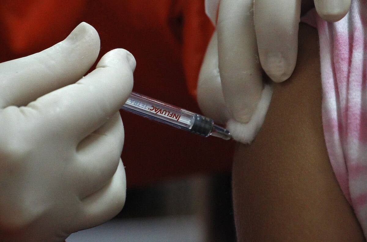 Aún faltaba segunda dosis: enfermera fue vacunada contra el coronavirus, pero dio positivo en PCR