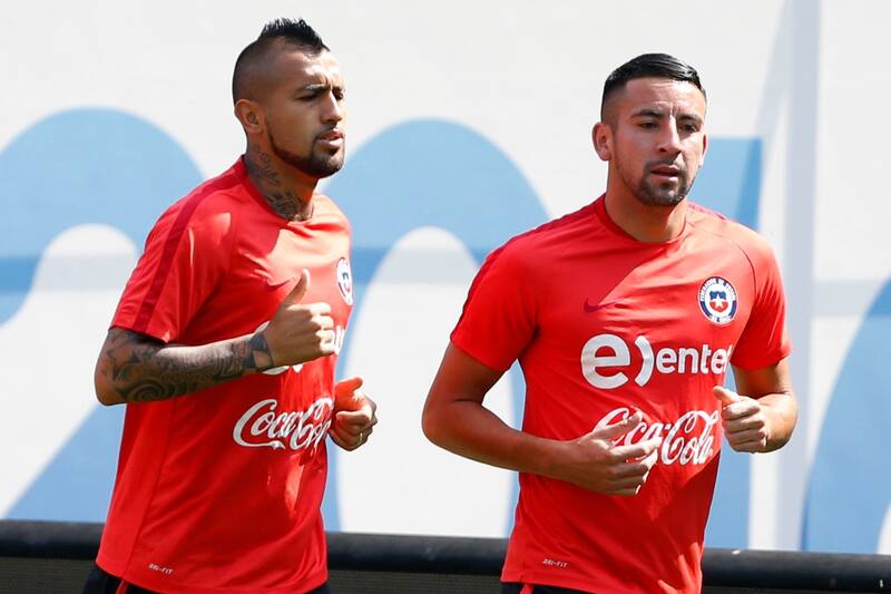 junto a Mauricio Isla en la Selección Chilena.