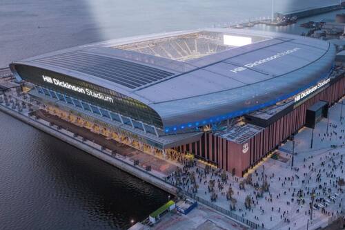 Como la UC y su Claro Arena: equipo de la Premier League inaugura con triunfo su nuevo estadio