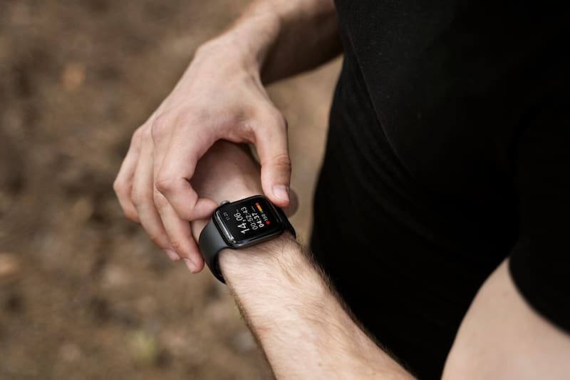 Los dispositivos detectan cambios en la frecuencia cardíaca y temperatura corporal de las personas.