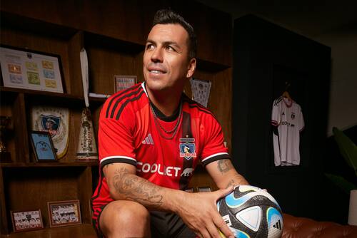 Esteban Paredes, ídolo de Colo Colo, fue uno de los rostros en el lanzamiento de esta nueva camiseta.