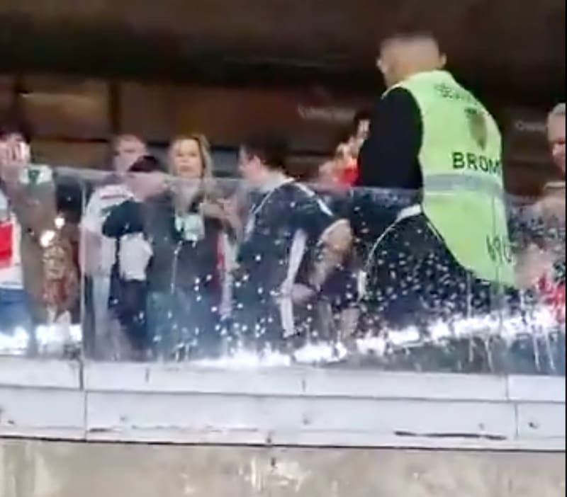 Haciendo gesto racistas a hinchas del Cruzeiro.