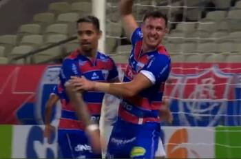 VIDEO | Ángelo Henríquez cedió una asistencia precisa en la derrota del Fortaleza en Brasil