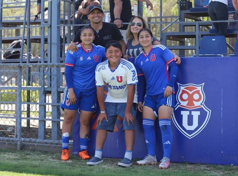 La familia de Humberto Suazo más azul que nunca.