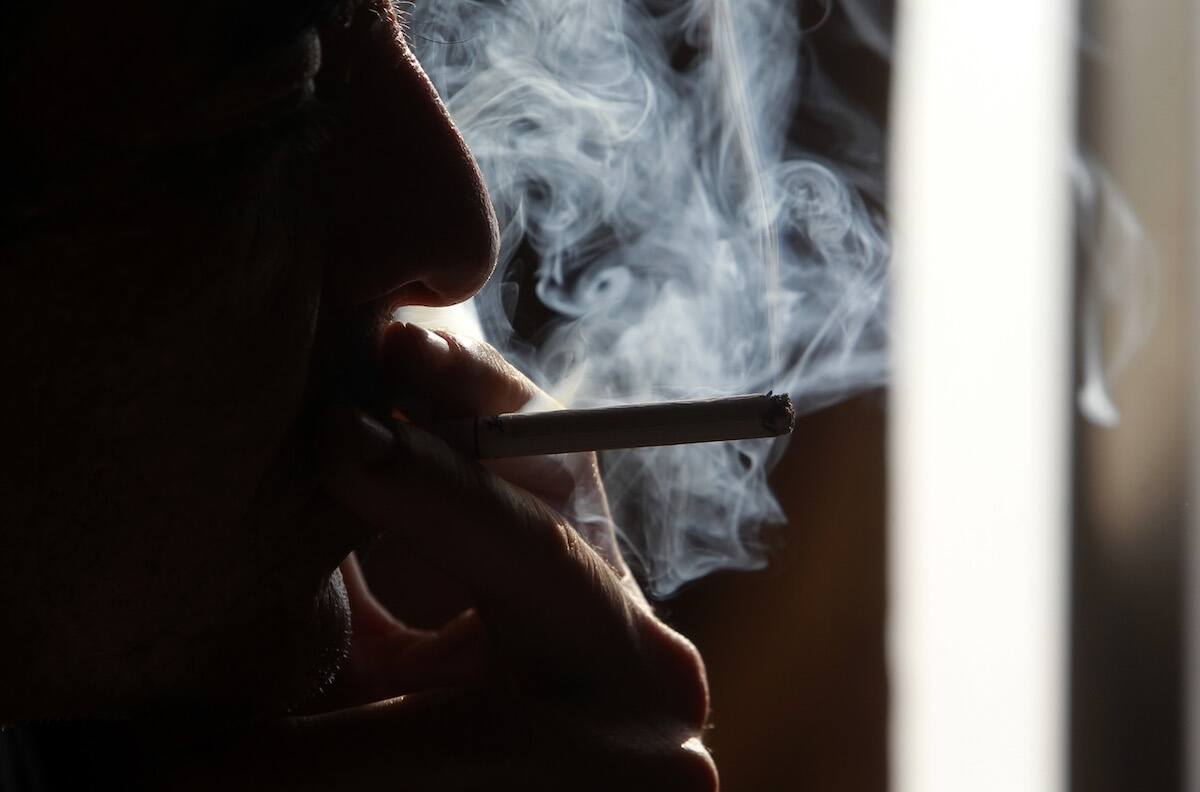 Estudio revela que casi todos los niños tienen rastros de nicotina en sus manos