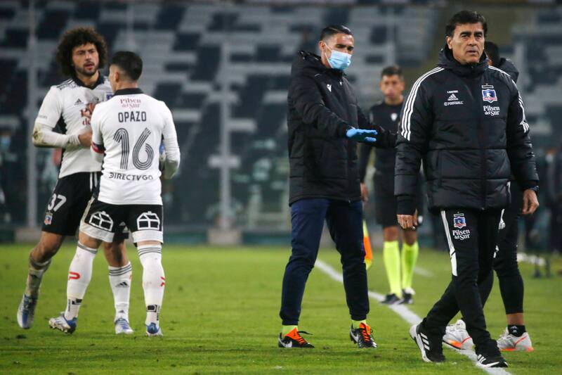 Maximiliano Falcón y Gustavo Quinteros discutieron fuertemente en un partido de Colo Colo ante Deportes Temuco por la Copa Chile 2022.