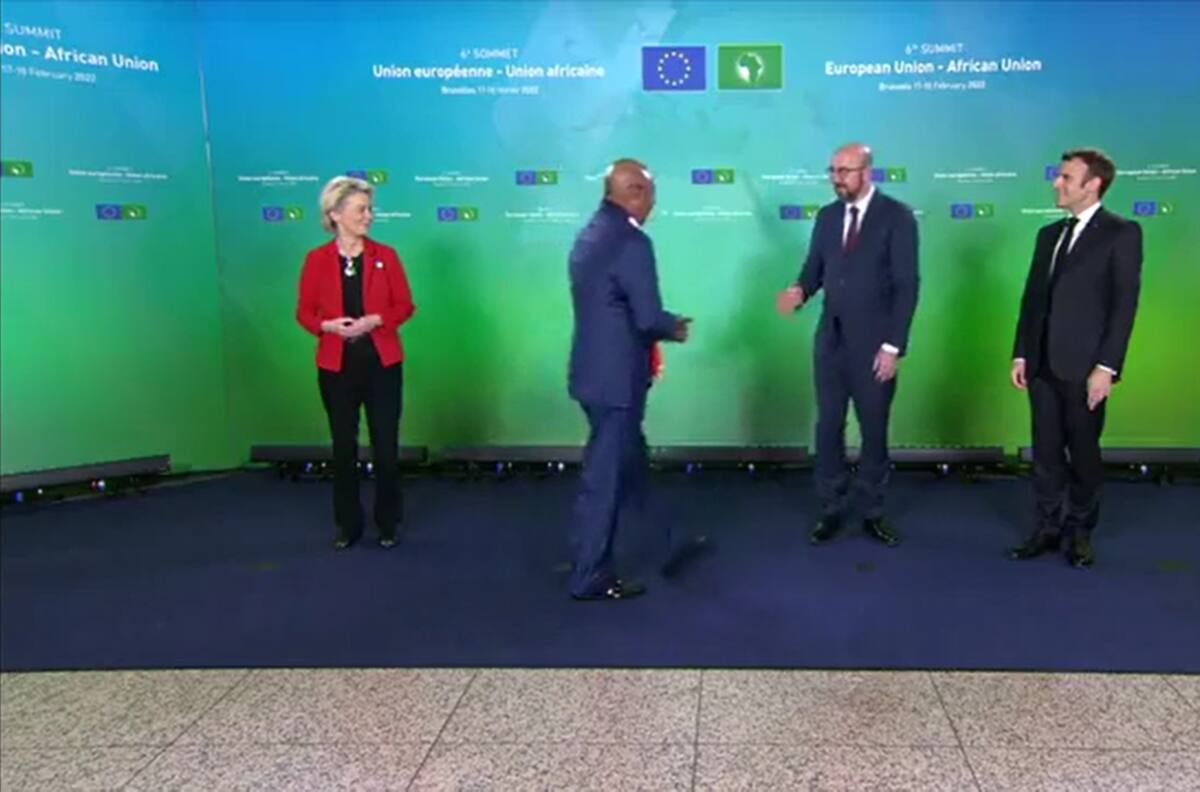 VIDEO | Machismo puro: Ministro de Uganda ignoró y negó saludo a la presidenta de la Comisión Europea
