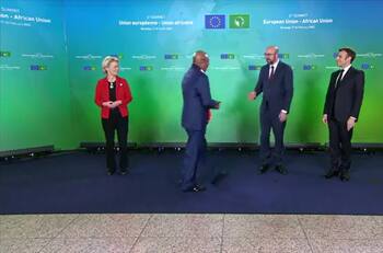 VIDEO | Machismo puro: Ministro de Uganda ignoró y negó saludo a la presidenta de la Comisión Europea