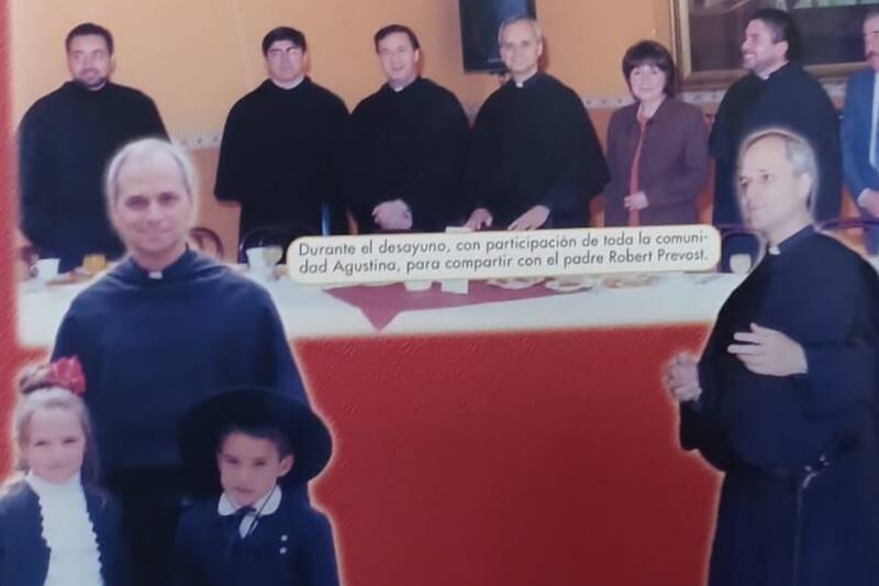 En el año 2002, el Sumo Pontífice se reunió con un grupo de profesores y alumnos de la comunidad del Colegio San Agustín.