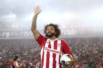 VIDEO | ¡Impresionante! El apoteósico recibimiento de los hinchas de Olympiacos al brasileño Marcelo