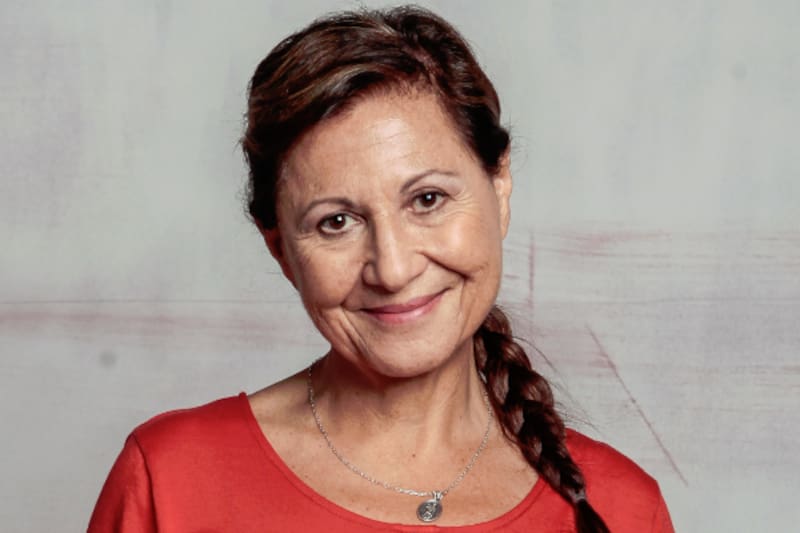 La tierna trabajadora con un terrible secreto.