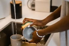 Ni bicarbonato ni vinagre: Tres trucos caseros para blanquear el interior de tus tazas