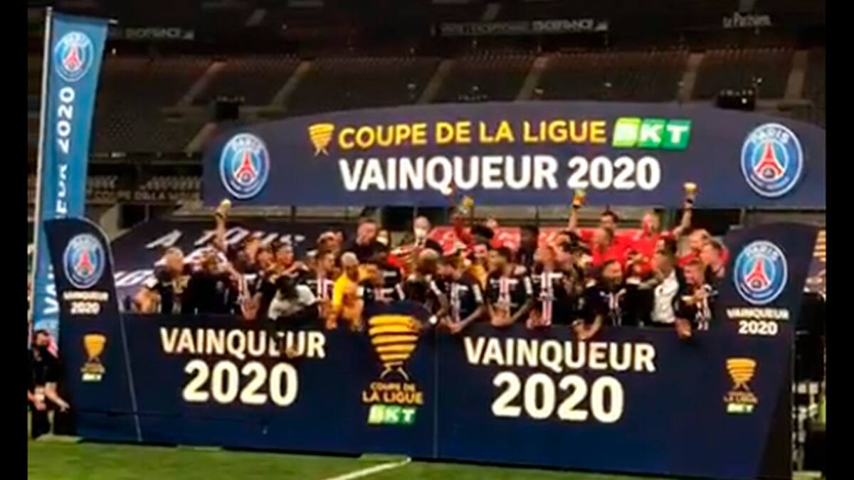 Pura alegría: Thiago Silva levantó la Copa de la Liga de Francia