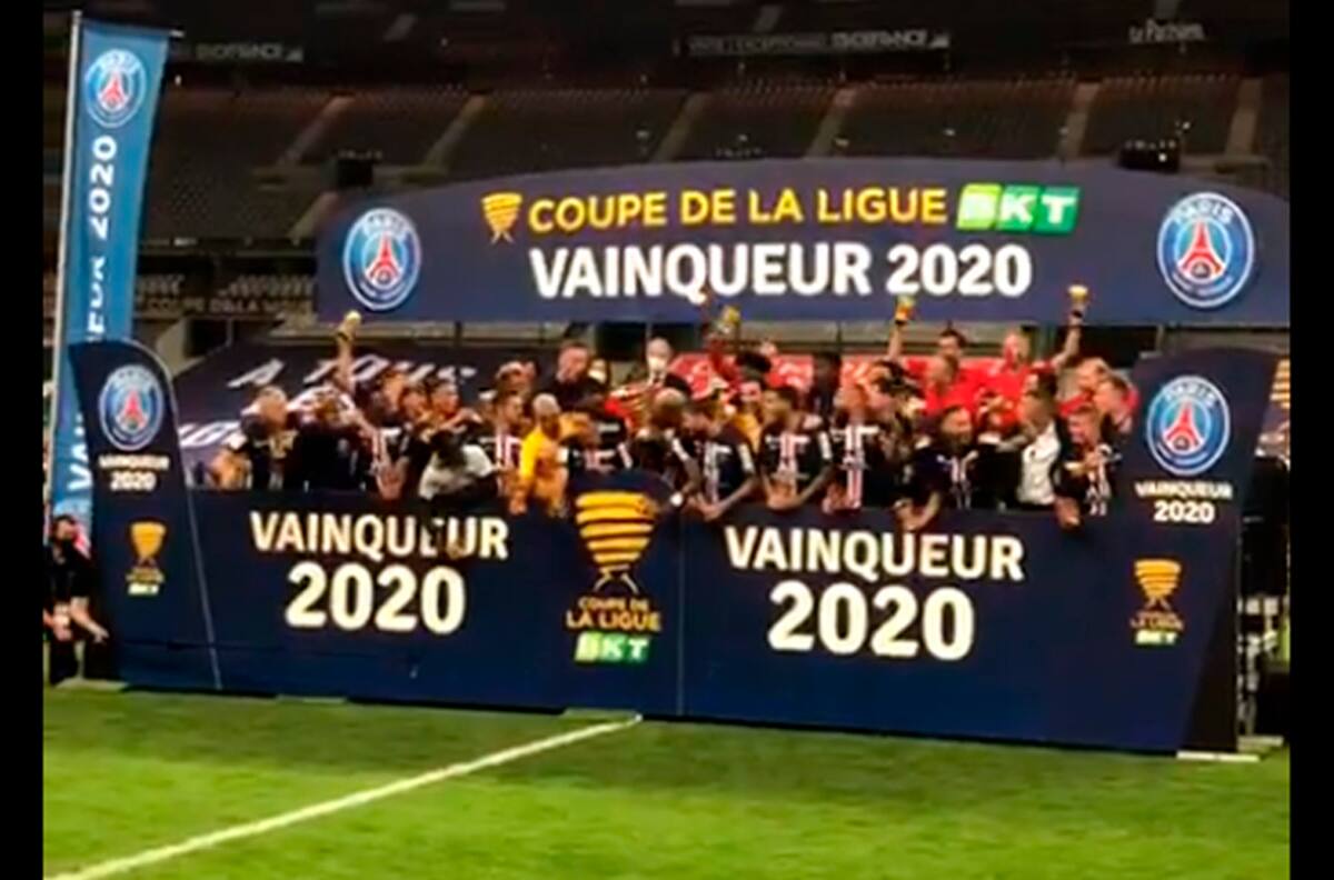 Pura alegría: Thiago Silva levantó la Copa de la Liga de Francia