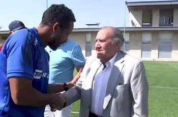Plantel de la U dedicó canto y emotivo regalo a Sergio Navarro