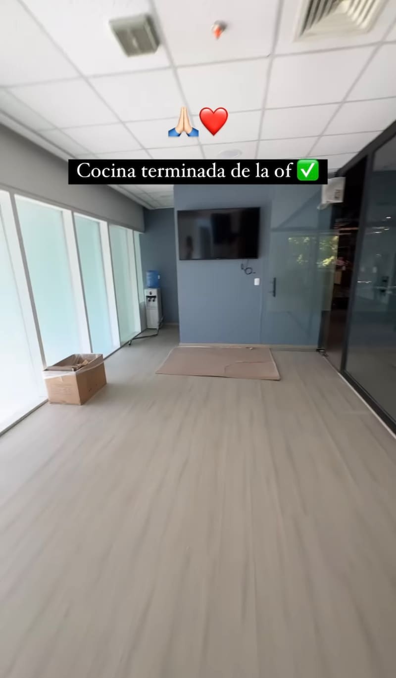 El lugar también cuenta con una televisión y una amplio espacio / Instagram